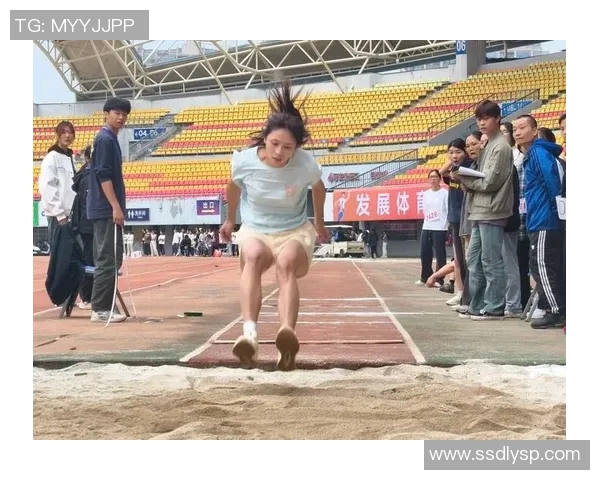 在阳光下奔跑的梦想踢足球的小女孩展现无畏勇气与无限可能